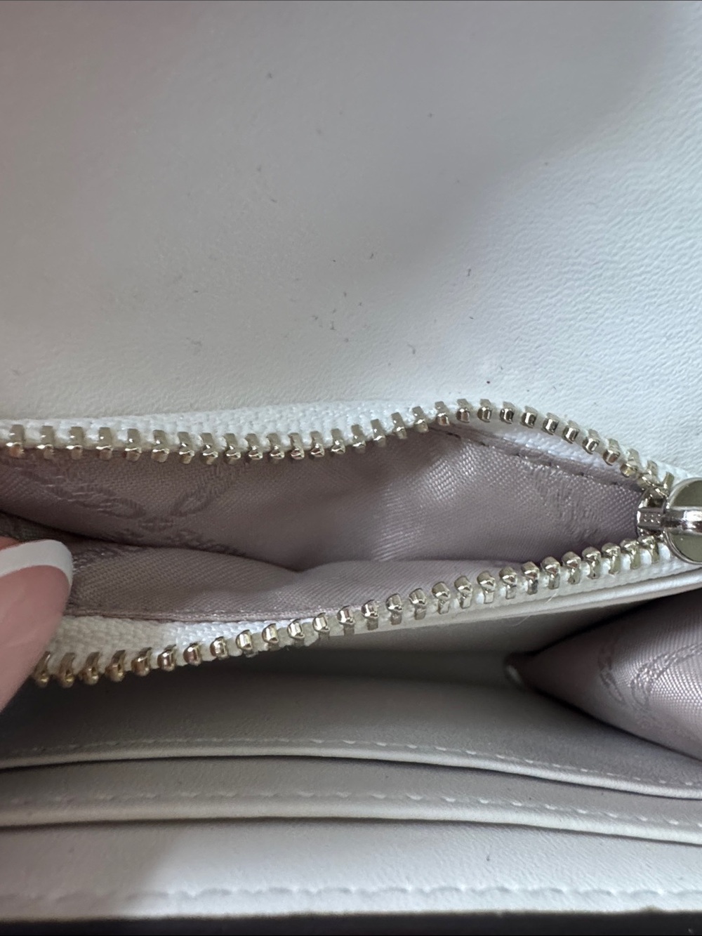 ❤️ Michael Kors White Leather Flap Wallet with Silver-Tone Lock - Picture 9 of 10